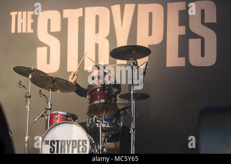 Evan Walsh, le batteur de l'Irish rhythm and blues band The Strypes vivre à la 26e Heitere Open Air de Zofingen, Argovie Banque D'Images