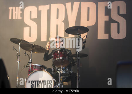 Evan Walsh, le batteur de l'Irish rhythm and blues band The Strypes vivre à la 26e Heitere Open Air de Zofingen, Argovie Banque D'Images