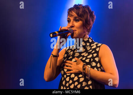 La chanteuse française Isabelle Geffroy alias ZAZ vivre au Schüür Lucerne, Suisse Banque D'Images