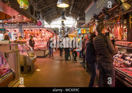 Une vue à l'intérieur du marché public à l'intérieur de la Boqueria à Barcelone, Espagne. Un certain nombre d'étals d'épicerie fine line l'allée. Banque D'Images