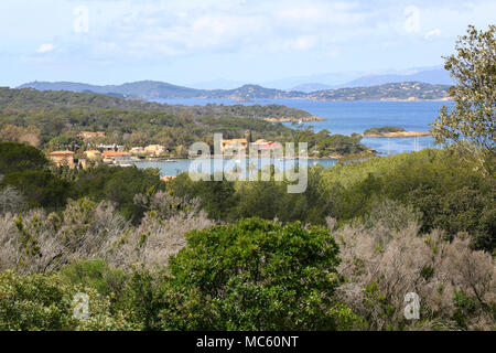 La côte de l'île de Porquerolles vu de dessus avec sa marina et sa végétation méditerranéenne luxuriante et verte Banque D'Images