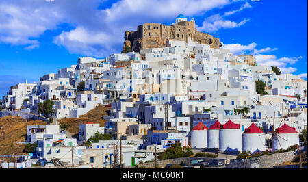 Astipaleya,belle vue sur l'île avec des maisons traditionnelles et de moulins à vent,Grèce. Banque D'Images