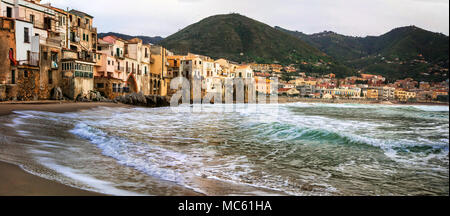 Belle vue,village Cefalu' avec vue sur la mer et les montagnes,Sicile,Italie. Banque D'Images