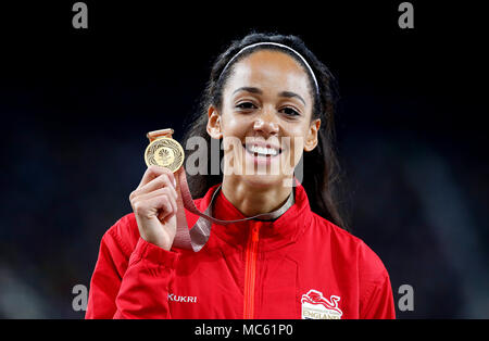 L'Angleterre célèbre Johnson-Thompson Katarina avec sa médaille d'or à l'heptathlon au stade de Carrare pendant neuf jours du 2018 Jeux du Commonwealth à la Gold Coast, Australie. Banque D'Images