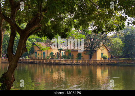 La maison où Ho Chi Minh a vécu et travaillé de 1954 à 1958, vu à travers l'étang dans le parc du palais présidentiel, Hanoi, Viet Nam Banque D'Images