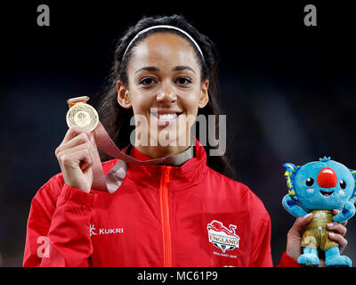 L'Angleterre célèbre Johnson-Thompson Katarina avec sa médaille d'or à l'heptathlon au stade de Carrare pendant neuf jours du 2018 Jeux du Commonwealth à la Gold Coast, Australie. Banque D'Images