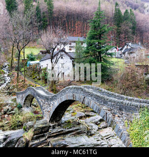 Vue sur le vieux pont de pierre Romain à deux arches près du village de Lavertezzo dans les Alpes Suisses Banque D'Images