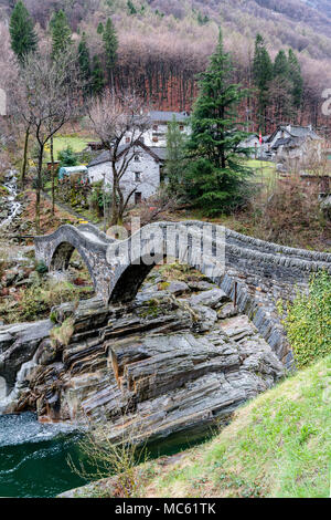 Vue sur le vieux pont de pierre Romain à deux arches près du village de Lavertezzo dans les Alpes Suisses Banque D'Images