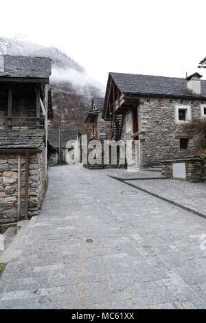 Vue d'un village traditionnel de montagne rustique dans les Alpes du sud de la Suisse Banque D'Images