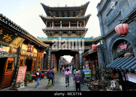 Tour de ville / tour du marché le long de la rue Ming-Qing, ancienne ville de Pingyao, dans la province du Shanxi, Chine Banque D'Images