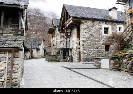 Vue d'un village traditionnel de montagne rustique dans les Alpes du sud de la Suisse Banque D'Images