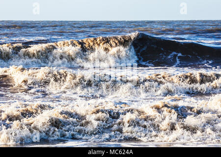 Vagues se briser contre le rivage. Banque D'Images