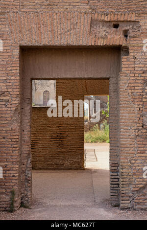 Une série de portes montrant le briquetage complexe sur les ruines de l'immeuble sur le Mont Palatin, Rome, Italie. Une seule photo, pas une composition. Banque D'Images