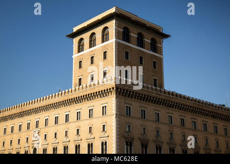 L'Assicurazioni Generali immeuble sur la Piazza Venezia, Rome, Italie. Il a été construit en 1911 et, le Lion de Saint Marc (l'emblème de Venise) sur l'facad Banque D'Images