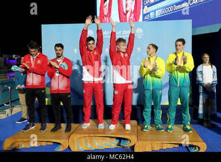 L'Angleterre l'Angleterre rire Jack (centre gauche) et Chris Mears célébrer remportant l'or sur le podium, avec Philippe du Canada médaillés d'argent gagné et François Imbeau-Dulac (à gauche) et de l'Australie Matthew Carter et Domonic Bedggood au centre aquatique d'Optus pendant neuf jours du 2018 Jeux du Commonwealth à la Gold Coast, Australie. Banque D'Images