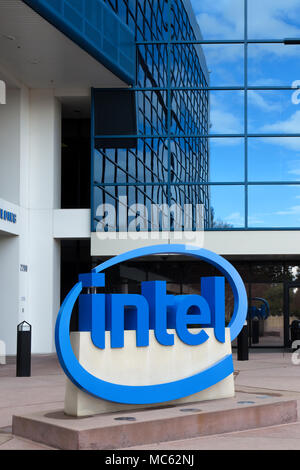 SANTA CLARA, CA/USA - 1 mars, 2014 : Intel signer au siège de l'entreprise. Banque D'Images