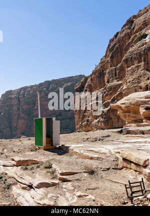 Équipements en Chambre toilettes mobiles mis en place pour les touristes en route vers le grand monument Deir Ad à Petra, Wadi Musa, Jordanie, Moyen-Orient Banque D'Images