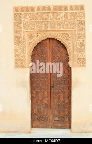 Porte en bois surmontée de sculptures complexes dans les Maures La Cour des Myrtes, Alhambra, Espagne Banque D'Images