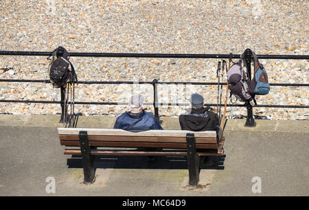 Deux jeunes adultes/personnes âgées les marcheurs en faisant une pause avec vue sur plage à Nice sur la côte nord Yokshire. Banque D'Images