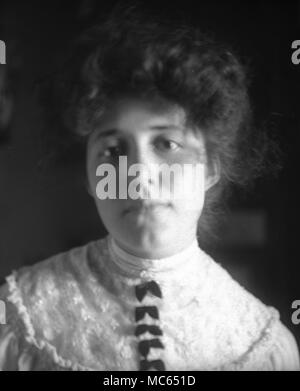 AJAXNETPHOTO. 1910 (ENVIRON). EMPLACEMENT INCONNU. PORTRAIT D'UNE JEUNE FEMME EN ROBE ÉDOUARDIENNE ; IMAGE FLOUE. IMAGE FLOUE. PHOTOGRAPHIE FLOUE. PHOTOGRAPHE :INCONNU © COPYRIGHT IMAGE NUMÉRIQUE AJAX VINTAGE PICTURE LIBRARY SOURCE : AJAX VINTAGE PICTURE LIBRARY COLLECTION REF :181004 09 Banque D'Images