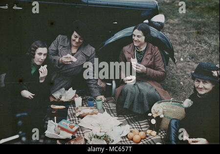 AJAXNETPHOTO. 1930 (environ).Emplacement inconnu. - Début du 20e siècle de la photographie en couleurs - UN GROUPE DE FEMMES bénéficiant d'un pic-nic disposés sur un tapis en tartan AVEC UNE VOITURE À L'ARRIÈRE-PLAN. Faite avec DUFAY. FILM COULEUR:Photographe inconnu © COPYRIGHT DE L'IMAGE NUMÉRIQUE PHOTO VINTAGE AJAX AJAX BIBLIOTHÈQUE SOURCE : VINTAGE PHOTO LIBRARY COLLECTION REF:DUF 1930 08 Banque D'Images