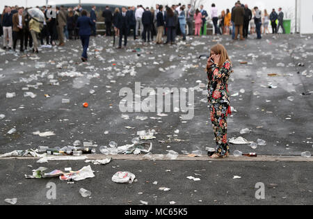 Racegoers sont entourés de détritus qu'il quitte le cours sur Mesdames Jour de la Randox 2018 Grand Festival National de Santé à Aintree Hippodrome, Liverpool. Banque D'Images