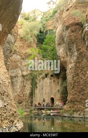 La mine d'eau dans la gorge El Tajo en dessous de la Casa del Rey Moro, Ronda, Espagne Banque D'Images