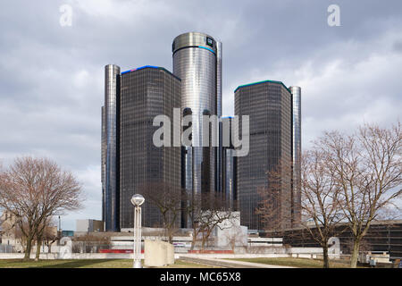 Detroit, Michigan/USA-avril 7th, 2018 : Renaissance Center, le centre-ville de détroit vu de l'avenue Jefferson. Banque D'Images