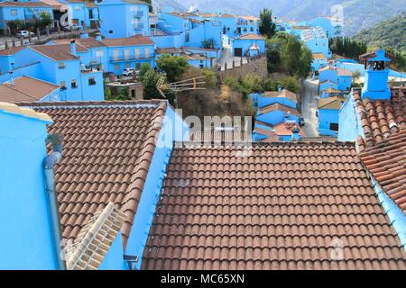 Le blue Village fortifié de Juzcar, Malaga, Espagne Banque D'Images