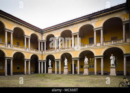 Cour intérieure à arcades de l'Université de Pavie (Università di Pavia), ch. Années 1770 et 1990, avec des statues de chercheurs remarquables. Banque D'Images