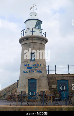 Le port de Folkestone phare du bras Banque D'Images