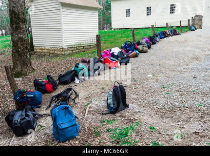 Coup horizontal d'une ligne de sacs à dos leanin contre une clôture dans les Smoky Mountains National Park Banque D'Images