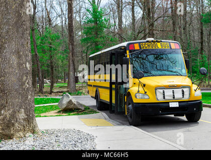 Coup horizontal d'un autobus scolaire pour les enfants en attente dans les Smoky Mountains Tennessee Banque D'Images