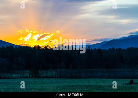 Coup horizontal d'un lever de soleil dans la magnifique Smoky Mountains du Tennessee 2 Banque D'Images