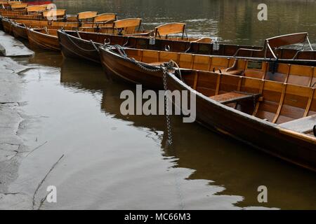 La queue des barques en bois à Durham Banque D'Images