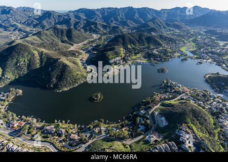 Vue aérienne du lac Sherwood et les montagnes de Santa Monica près de Westlake Village, Malibu et Thousand Oaks (Californie). Banque D'Images