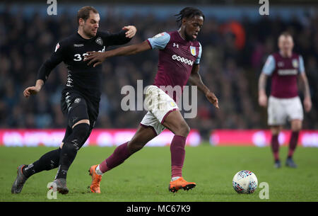 Aston Villa's Josh Onomah (droite) et du Leeds United Pierre-Michel Lasogga bataille pour le ballon pendant le match de championnat à Sky Bet Villa Park, Birmingham. Banque D'Images