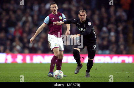 Aston Villa's James Chester (à gauche) et de Leeds United Pierre-Michel Lasogga bataille pour le ballon pendant le match de championnat à Sky Bet Villa Park, Birmingham. Banque D'Images