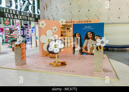 Marc Jacobs parfum Daisy, présentoirs de sol, à l'aéroport de Manchester, Angleterre, Royaume-Uni en avril 2018. Banque D'Images