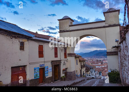 Cusco, Pérou - 30 mars 2018 : vue panoramique de la ville à travers l'arcade sur la rue Cuesta Santa Ana Banque D'Images