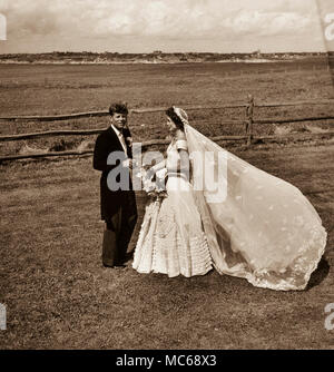 Jackie Bouvier Kennedy et John F. Kennedy, dans une tenue de mariage le jour de leur mariage à Newport, RI, le 12 septembre 1953 Banque D'Images