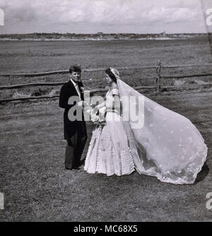 Jackie Bouvier Kennedy et John F. Kennedy, dans une tenue de mariage le jour de leur mariage à Newport, RI, le 12 septembre 1953 Banque D'Images