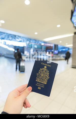 Gros plan sur les passeports canadiens à l'intérieur Banque D'Images