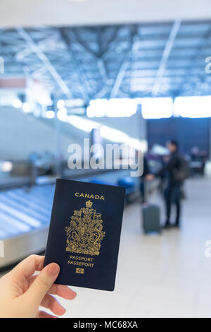 Gros plan sur les passeports canadiens à l'intérieur Banque D'Images