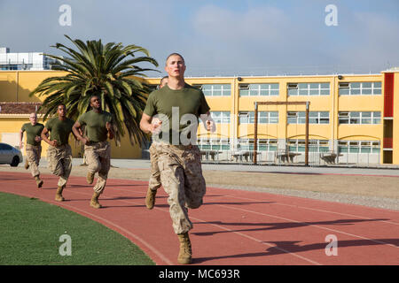 Les recrues de la compagnie Hotel, 2e Bataillon d'instruction des recrues, effectuer le mouvement de contacter partie d'un test d'aptitude de combat du Corps des Marines à recruter Depot San Diego, 18 janvier. Cette partie de la CFT simule recrute exécutant au combat. Chaque année, plus de 17 000 hommes recrutés dans la région de recrutement de l'Ouest sont formés à MCRD San Diego. Société de l'hôtel est prévue pour le 9 février d'études supérieures. Banque D'Images