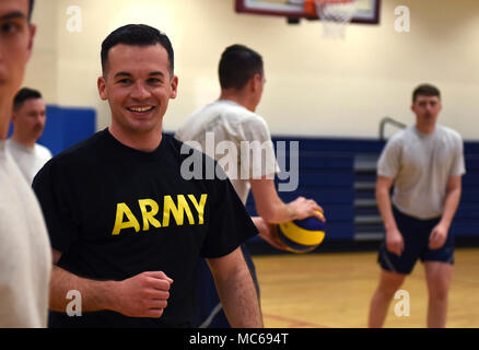 Le Cpl. James R. Wrick, 743e bataillon de renseignement militaire, célèbre analyste des signaux une victoire après un match de volley-ball au cours de sa session de formation physique de classe 9 mars 2018, à Buckley Air Force Base, Colorado. Wrick main a été sélectionné pour participer à l'Armée de l'air et cours de la SLA a reçu la plus haute distinction après l'obtention du diplôme, le John L. Levitow Award pour son rendement exceptionnel. Banque D'Images