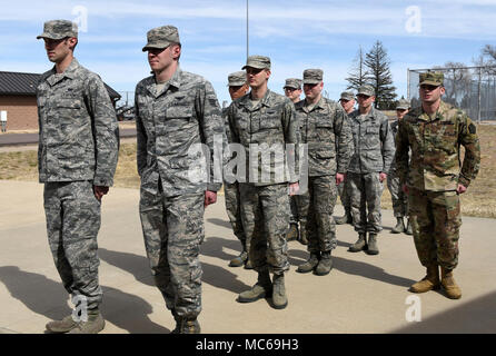 Le Cpl. James R. Wrick, 743e bataillon de renseignement militaire, des marches d'analyste des signaux de son vol au cours d'un exercice à l'évaluation d'un membre de l'École de leadership, le 14 mars 2018, à Buckley Air Force Base, Colorado. Wrick main a été sélectionné pour assister à la Buckley AFB cours ALS et a reçu la plus haute distinction après l'obtention du diplôme, le John L. Levitow Award pour son rendement exceptionnel. Banque D'Images