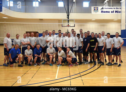 Le Cpl. James R. Wrick, 743e bataillon de renseignement militaire, est analyste des signaux avec ses camarades de classe et d'une équipe de chefs et les sergents d'abord après un match amical de volley-ball, le 19 mars 2018, à Buckley Air Force Base, Colorado. C'est tradition pour chaque classe de l'École de Leadership l'Aviateur à jouer le premier des sergents et des chefs, dans un match de volley-ball. Banque D'Images