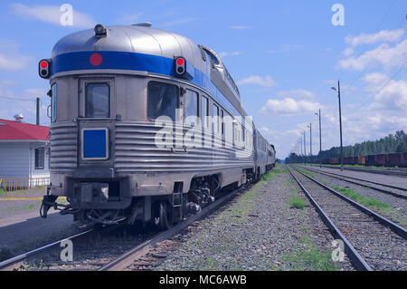 Train de voyageurs entre Prince Rupert et Prince George se dresse sur la station pour l'évolution de l'équipage de la locomotive. Smithers. La Colombie-Britannique. Le Canada. Banque D'Images