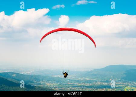 Vol en parapente au dessus des champs sur une journée ensoleillée. La Pologne. Banque D'Images